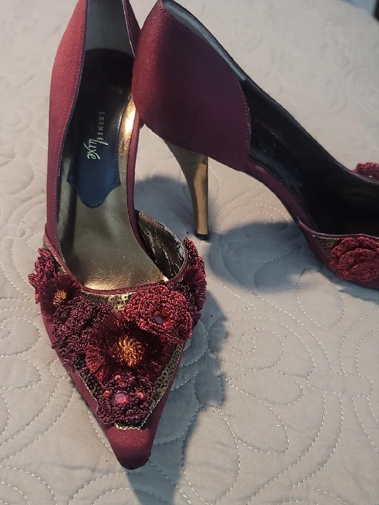 Size 11W J.Renee Burgundy Floral Appliqué Pointed-Toe Heels - Picture 4 of 10